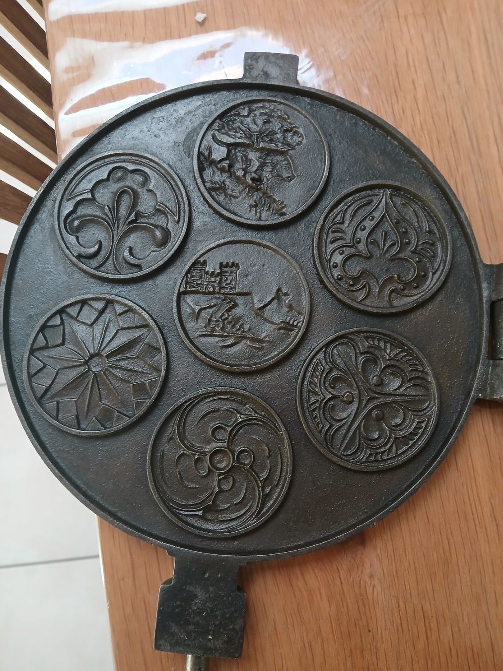 Cucine complete: Très beau Fer ancien à bricelets – Usato da Corcelles-Payerne venduto da evalyne 2