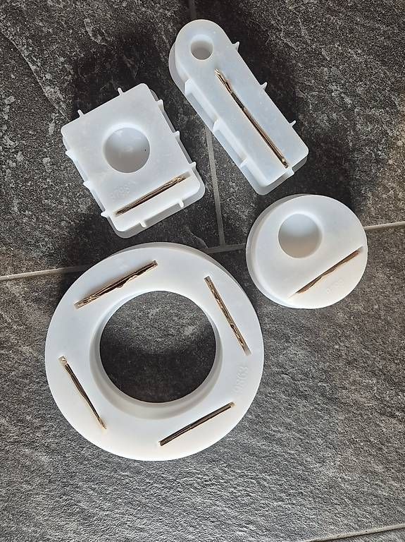 Kit bricolage: Silikonformen für Raysin giessen – Usato da Gelterkinden venduto da m.sigi