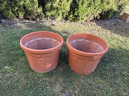 2 sehr grosse Pflanzkübel aus Kunststoff, terracottafarben 