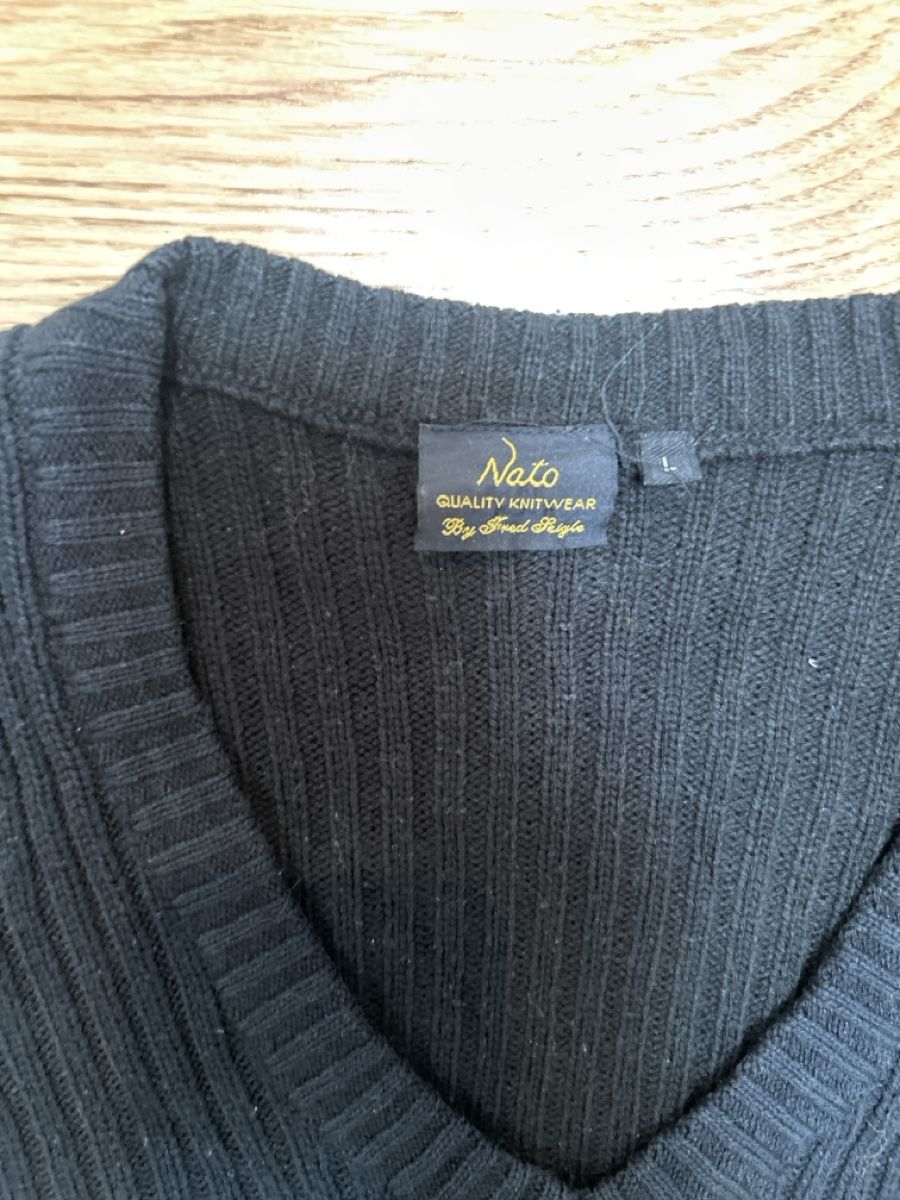 Pullover & Sweatshirts: Wolle Pullover schwarz Grösse L mit Ellbogenflicken – Gebraucht aus Luzern von ThrowbackVintage 1