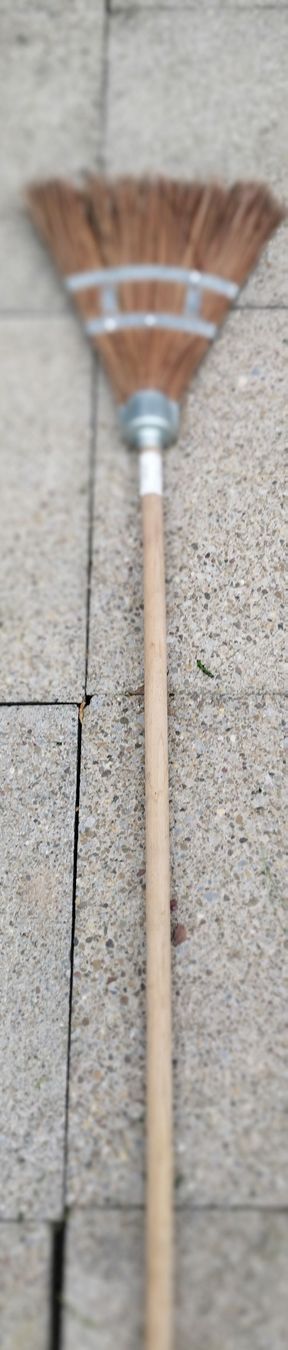 Altro in Apparecchi per la pulizia: Robuster Aussenbesen mit Holzstiel – Usato da Geroldswil venduto da TopFindsSwiss