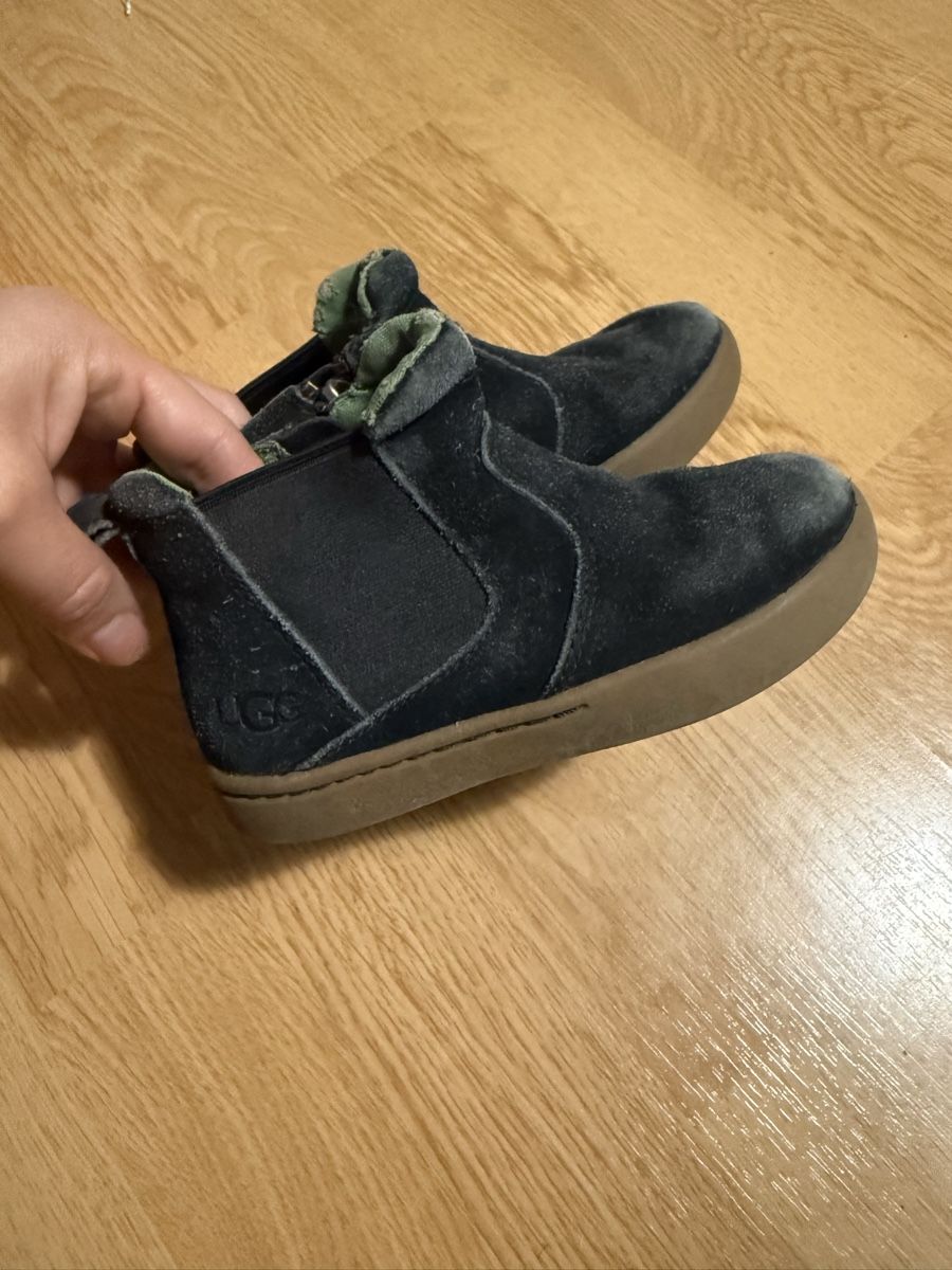 Ugg Schuhe für Jungen: Ugg Stiefel Kinder Grösse 26 – Gebraucht aus Bern von Lia1501