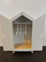 Petite armoire à vêtements de poupée