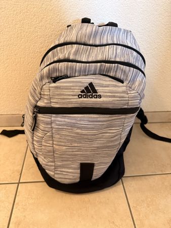 Adidas Rucksack grau/weiss Muster, gebraucht
