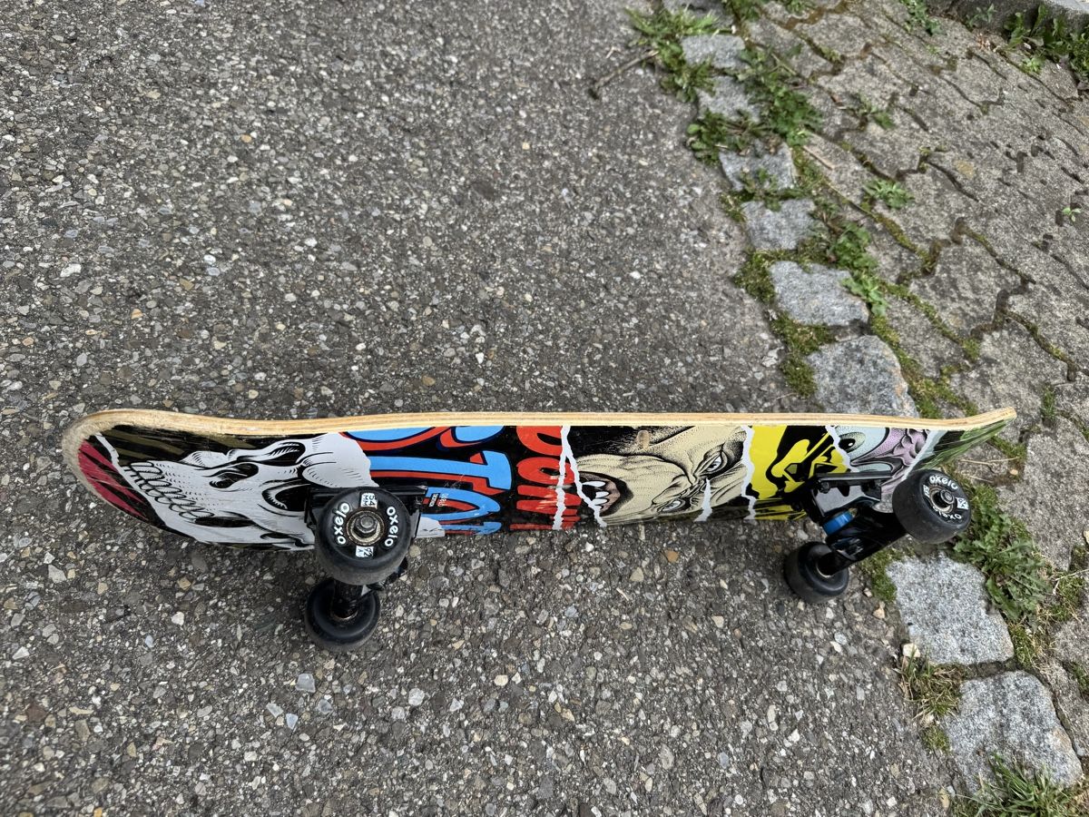 Decathlon Skateboards: Skateboard Oxelo Graffiti Design gebraucht – Gebraucht aus Oetwil am See von cos_lzr8 1