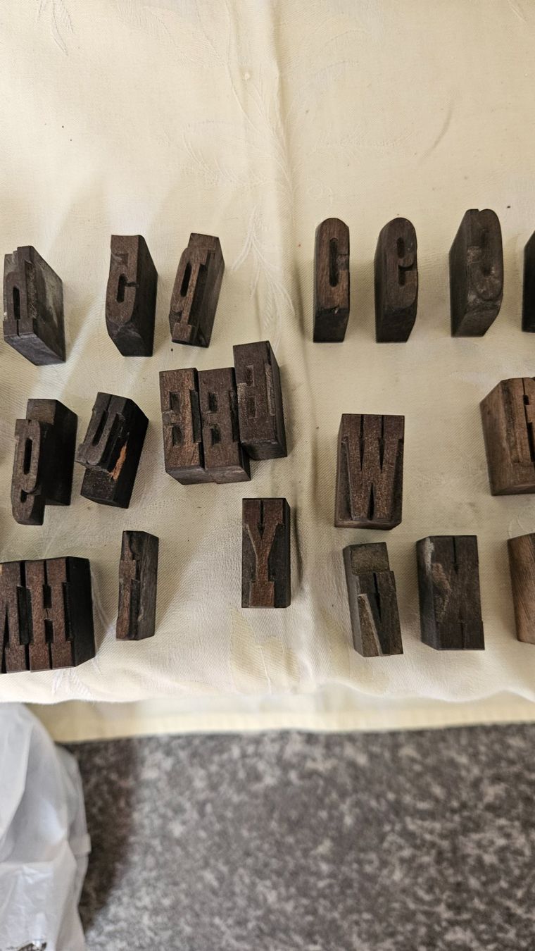 Tutti gli attrezzi: Circa 200 piccole vecchie lettere da stamperia in legno – Usato da Melano venduto da H-Sara 3
