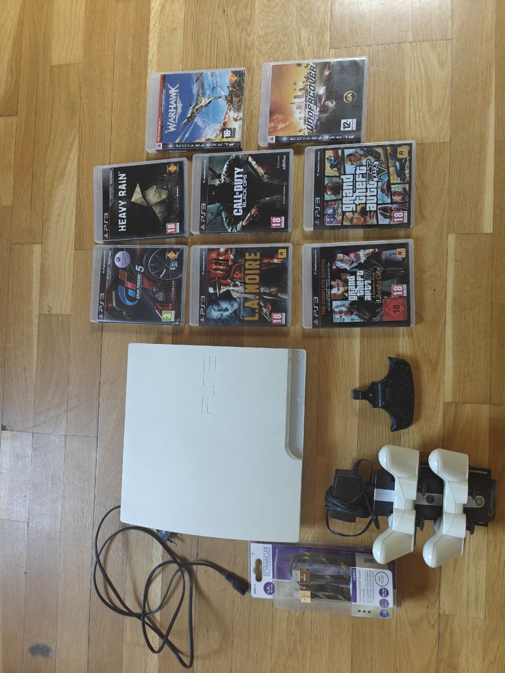Sony Console: Sony PS3 Slim Weiss 320GB + 2 Controller + 8 Spiele – Usato da Gränichen venduto da ale_b56l