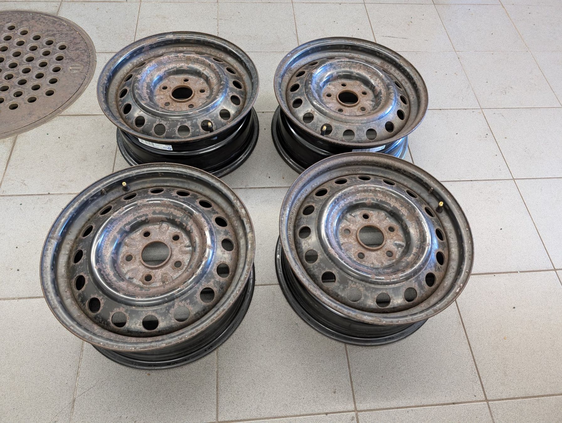 Toyota Cerchioni: Stahlfelgen Original Toyota mit  Originalmuttern – Usato da Baar venduto da Rbelcanto 5