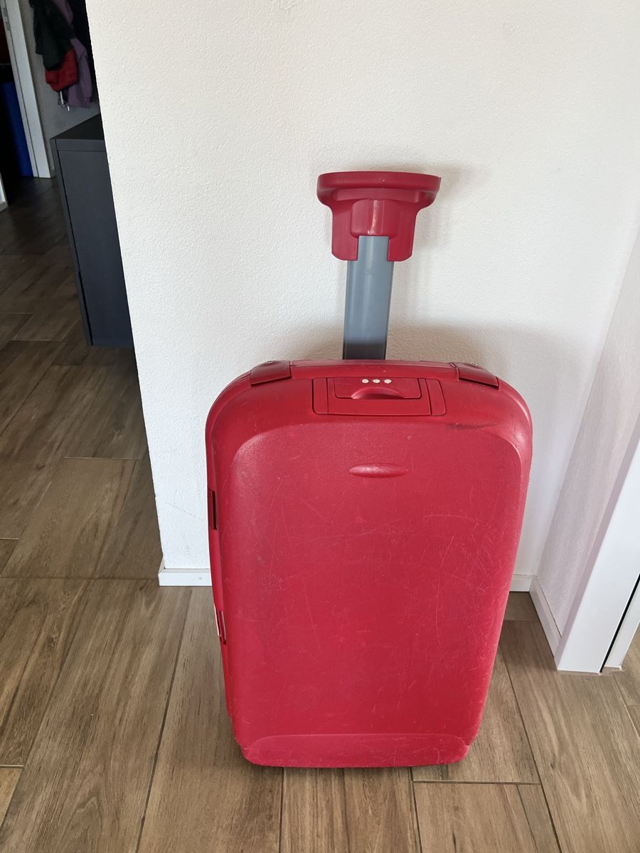 Valises de voyage: Roter Koffer – D'occasion à Dübendorf par vin_8z5x