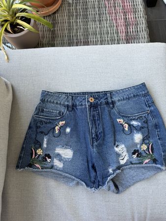 Sommerliche Jeans Shorts mit Stickerei, Grösse 36