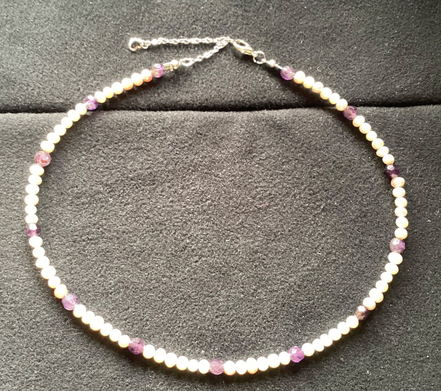 Catenine: elegante Edelstein Kette: Amethyst + Süsswasserperle – Nuovo e nell'imballaggio originale da Laax GR venduto da krippenfiguren-laax 2