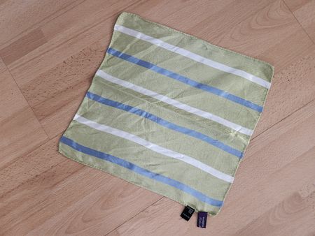 Pochette Patrick Hellmann soie vert rayée 