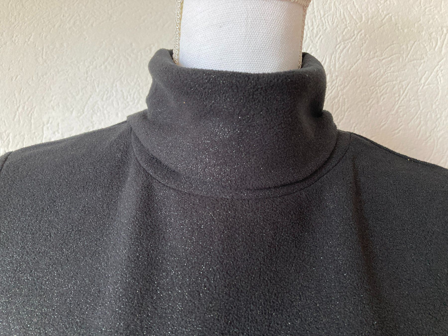 Maglioni & Felpe: Microfleece schwarzer Rollkragenpullover, Gr. S - 36/38 – Nuovo (secondo la descrizione) da Küsnacht ZH venduto da PLZoll 3
