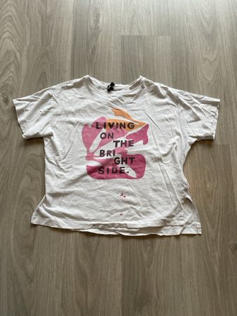 Weisses T-Shirt mit Aufdruck, perfekt für den Sommer!