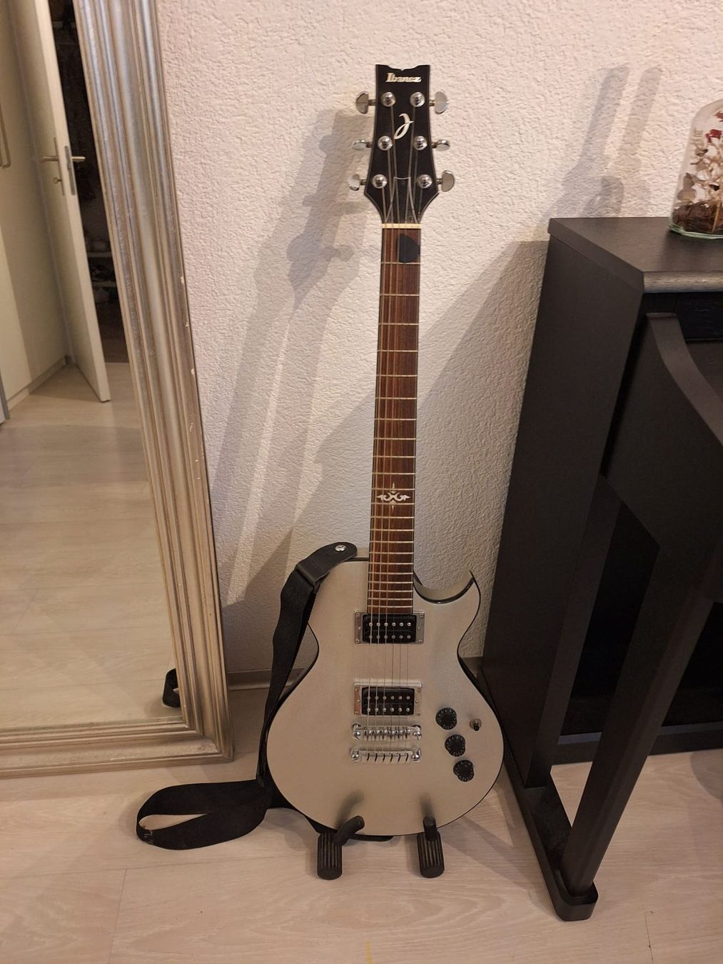 Ibanez Strumenti musicali: Ibanez E-Gitarre mit Verstärker, Kabel und Ständer – Usato da Bern venduto da iva_jf75