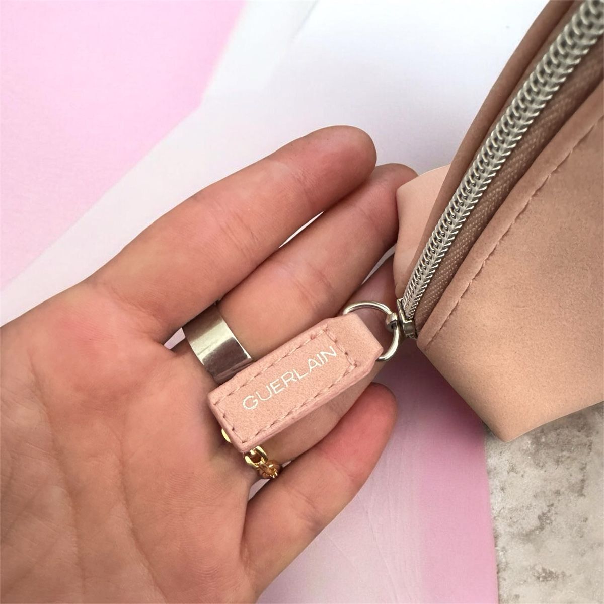 Guerlain Custodie per cosmetici: Pochette Guerlain Paris – Nuovo e nell'imballaggio originale da Châtel-St-Denis venduto da Montclair_Swiss 1