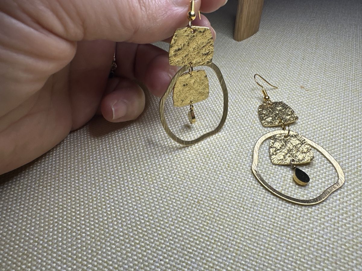 Ohrringe & -stecker: Hammered Gold Tone Dangle Earrings - Modern and Unique! – Neu und originalverpackt aus Bouveret von dou_g8q7 3