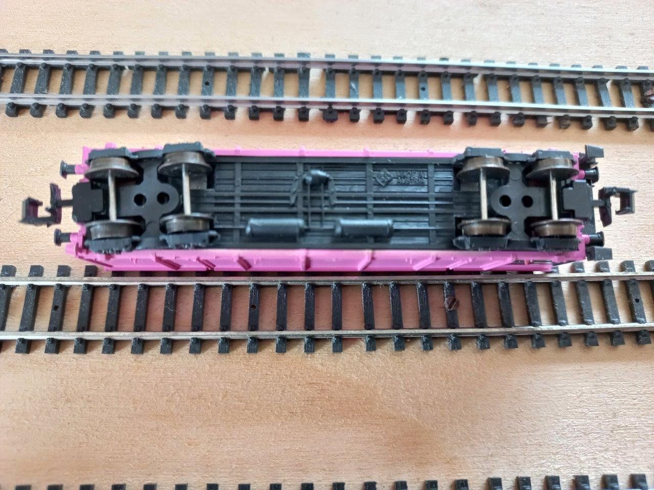 Roco Modelleisenbahnen: Roco Spur N Güterwagen   Eaos pink   intern 1 – Gebraucht aus Pfäffikon / ZH von Pefkadett 8