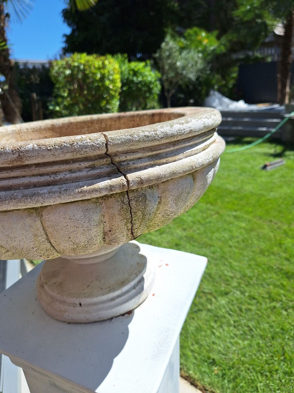 Vasi per fiori: Blumentopf Stein mit Riss grosser Zustand – Usato da Ettingen venduto da Platzhirsch63 2