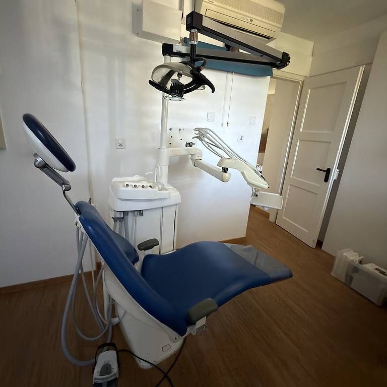 Appareils médicaux: Zahnarztbehandlungsstuhl – D'occasion à Bern par sig_8fzr