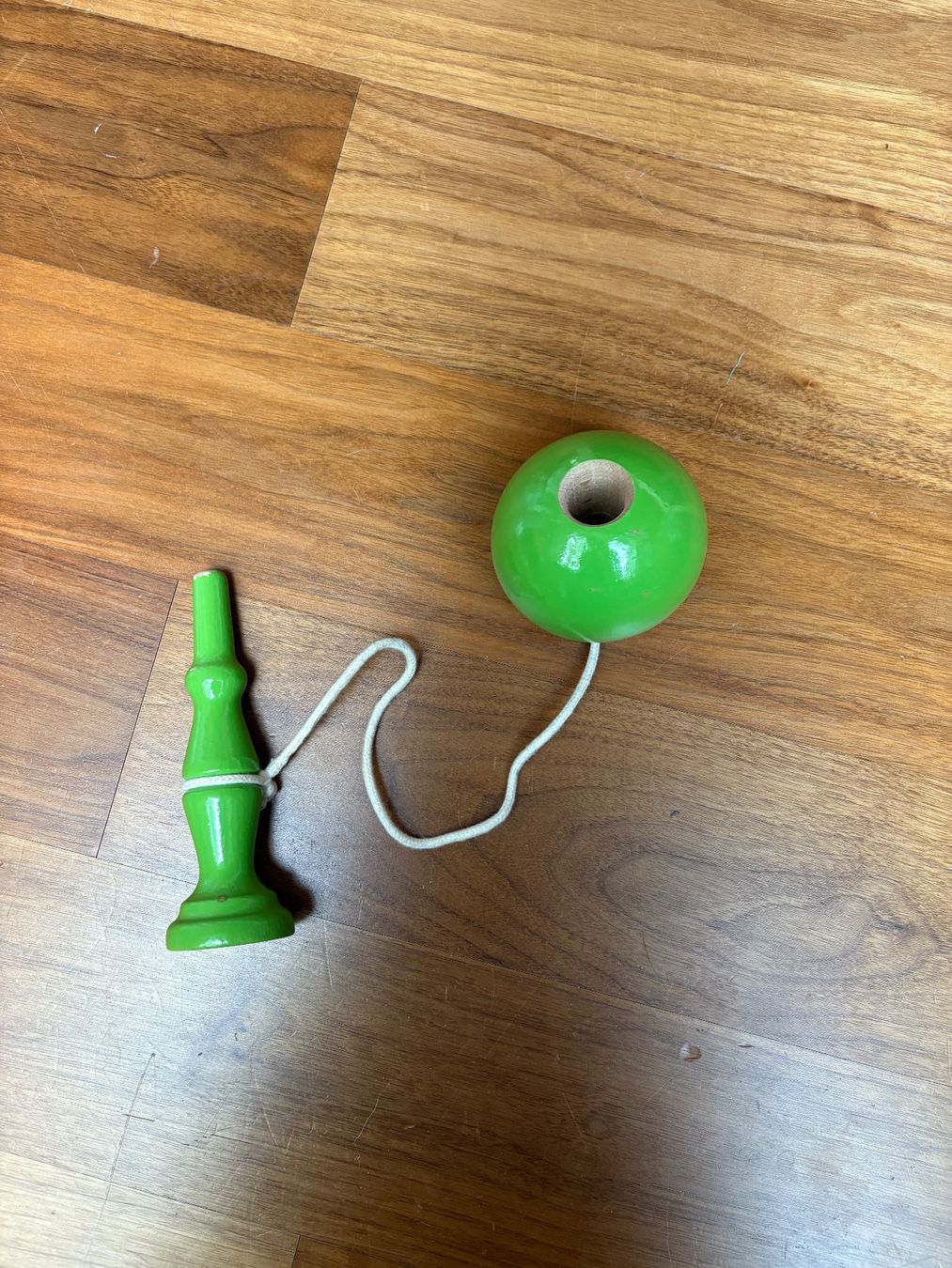 Jouets: Bilboquet Vert en bois – D'occasion à Lausanne par reb_vpy7 2