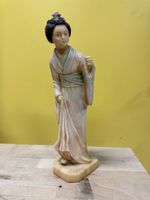Figur Frau Schmidt-Hofer gefertigt aus Alabaster 