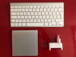 1 clavier et 1 trackpad Apple avec accus et chargeur