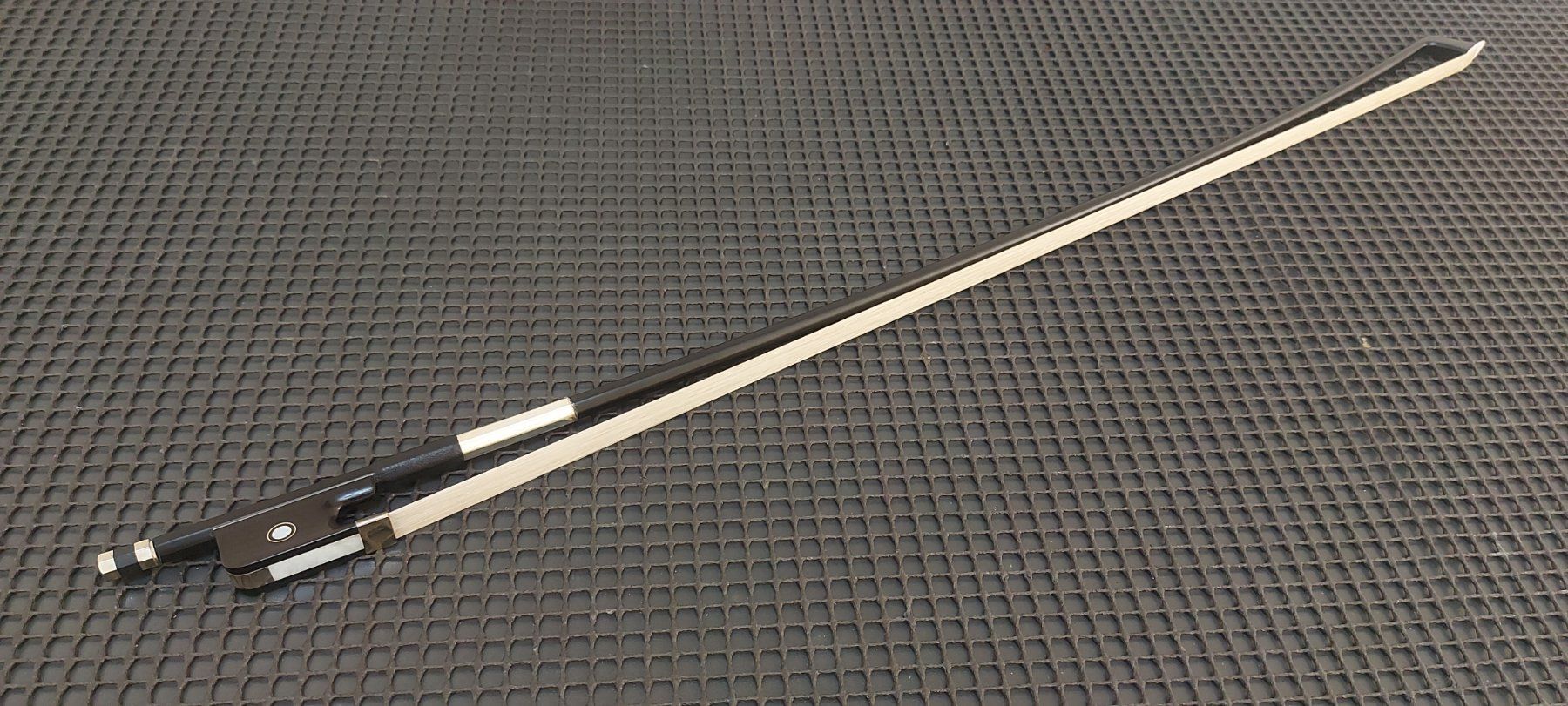 Strumenti musicali: 4/4 Cellobogen karbonfaser mongolische Pferdehaar,neuw – Nuovo (secondo la descrizione) da Glattbrugg venduto da Swissmusik 2