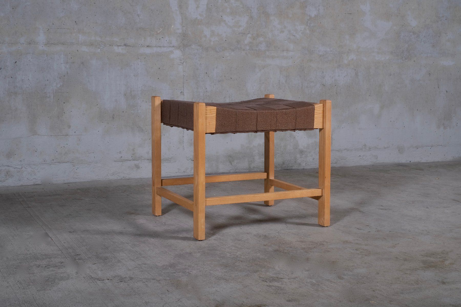 Sgabelli: HOCKER MIDCENTURY ESCHE STOFFGURT GEFLECHT – Usato da Zürich venduto da mrbluewave