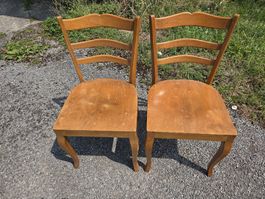 2 antike Holzstühle