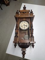 Schöne antike Wanduhr Holz mit Pendel und Aufziehschlüssel