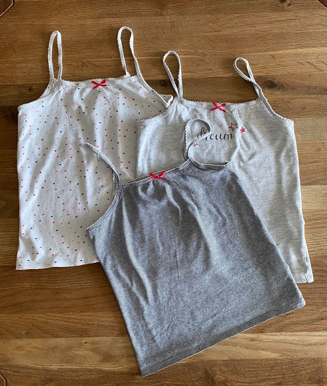 Camicette, T-shirt & Top: 3 Träger-Tops von vertbaudet, 140cm, Baumwolle – Usato da Bassersdorf venduto da jgo_9mfk