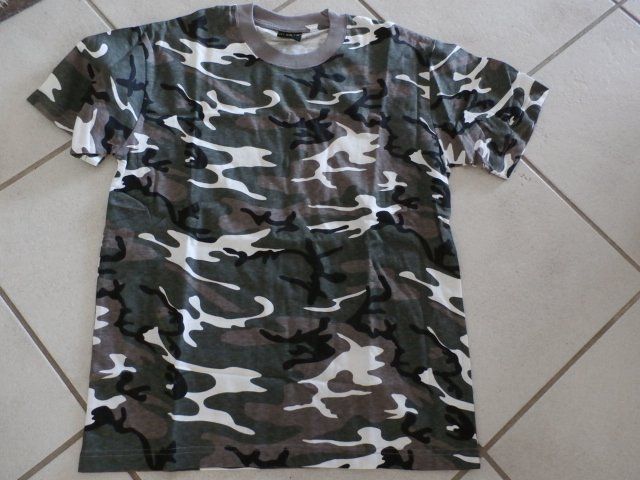 Hemden, T-Shirts & Polos: T'Shirt in Grösse L – Neu und originalverpackt aus Würenlingen von Delfinli1