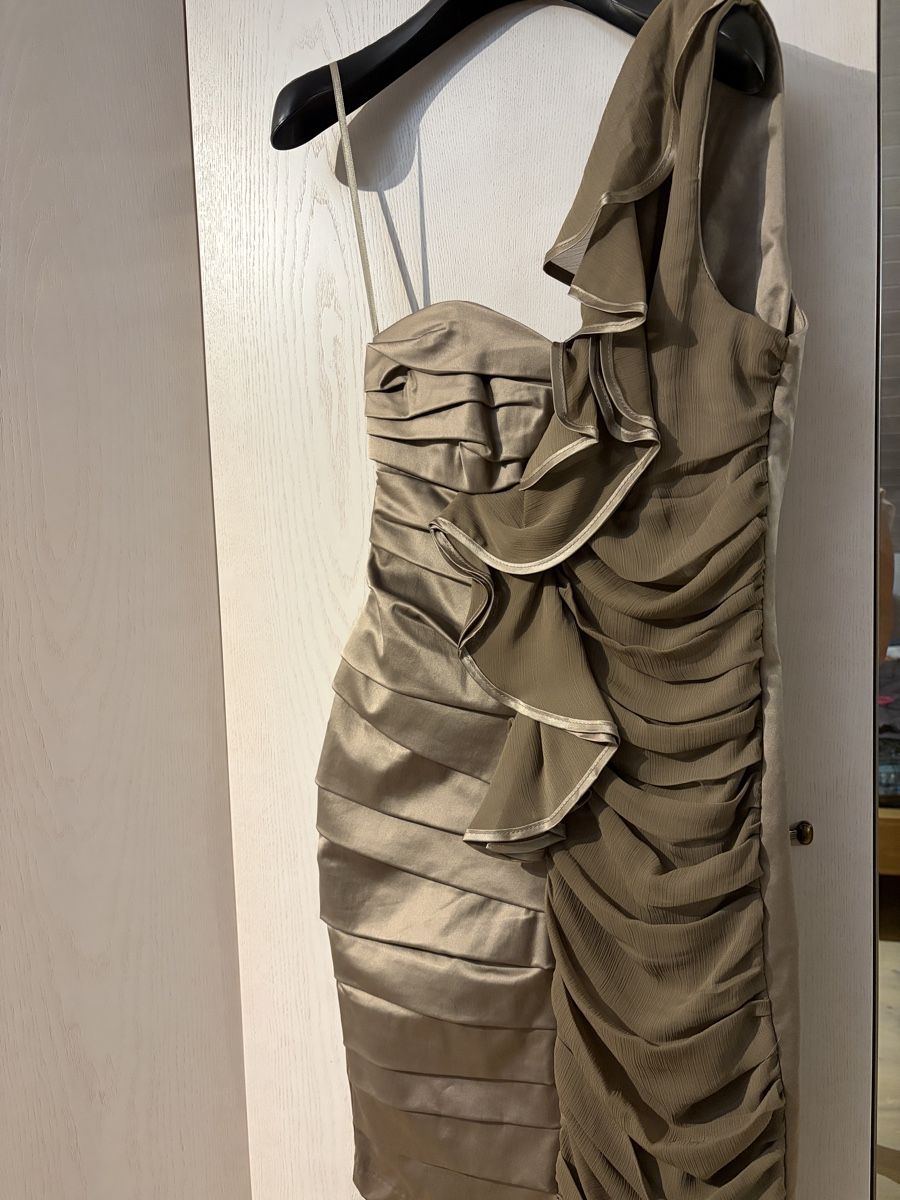 Kleider: Rinascimento Kleid beige – Gebraucht aus Herisau von Usuperman