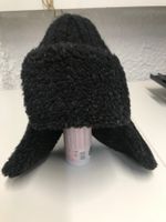 Stylische schwarze warme Mütze
