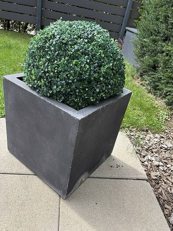 Vasi per fiori: 2 Pflanzkübel inkl. Buchsbaumkugel (Künstlich) – Usato da Niederglatt ZH venduto da arminmusa11 2