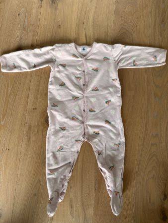Rosa Strampler/ Pyjama mit Regenbogen, Petit Bateau, 86
