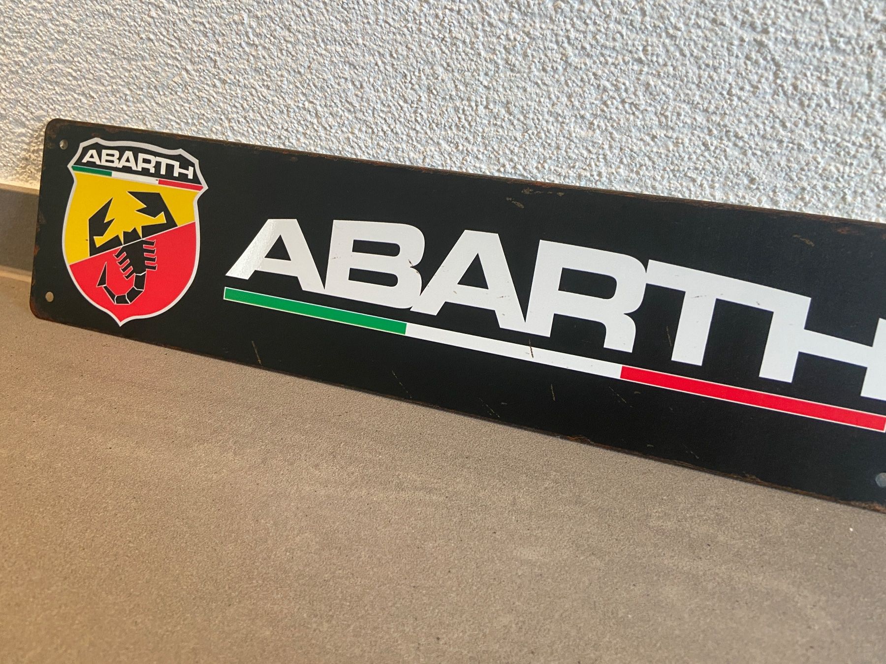 Abarth Insegne: Abarth Schild Metall Size:40 cm x 10cm NEU / – Nuovo e nell'imballaggio originale da Seon venduto da Aaargauer01