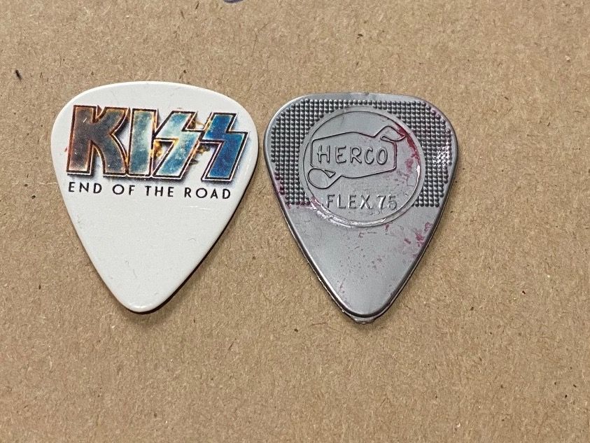 ORTEGA GUITARS Chacate Holz Picks – Gebogene Gitarrenplektren, 2er Pack, Robust & Flexibel