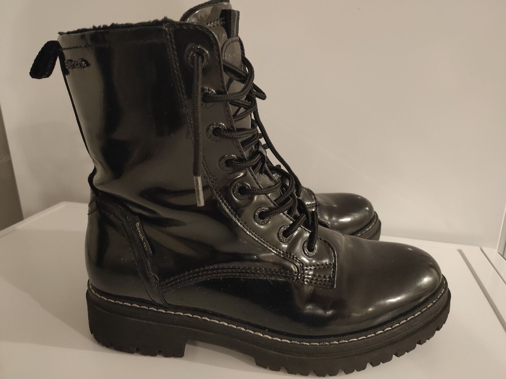 Bench Scarpe da donna: Bench Boots Lack-Optik, Gr.40 schwarz – Usato da Oberwil b. Büren venduto da 3298Oberwil