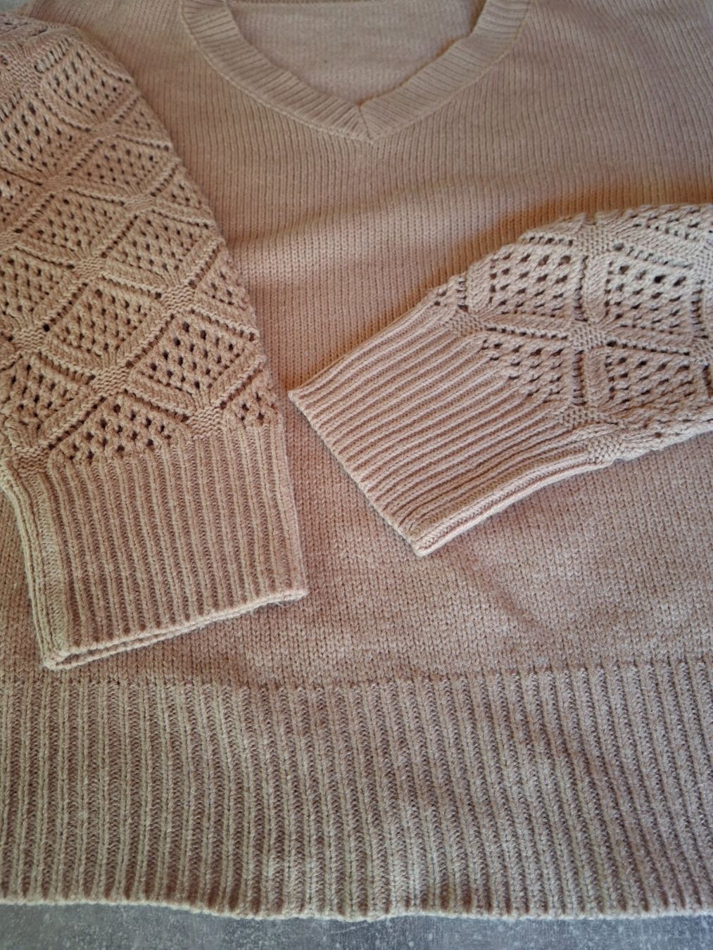Pulls & Sweat-shirts: Pull col en V taille L manches ajourées – D'occasion à Villiers par san_jn5w 1