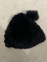 Schwarze Wintermütze mit Bommel Gr. S Pelz Hase