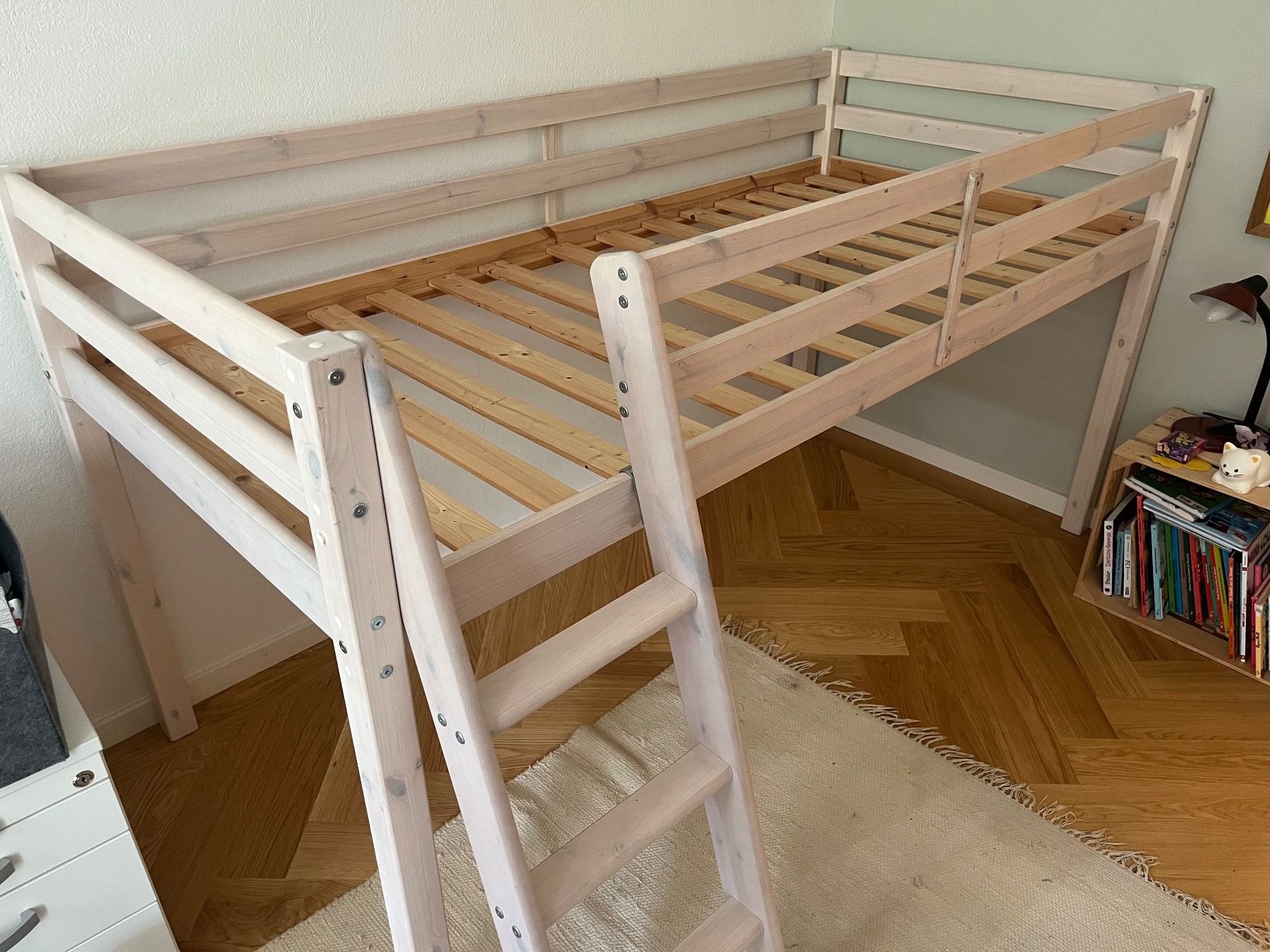 Betten: Hochbett 90 x 200 – Gebraucht aus Bern von 1887