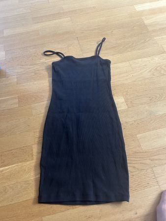 Neues schwarzes Kleid gr s