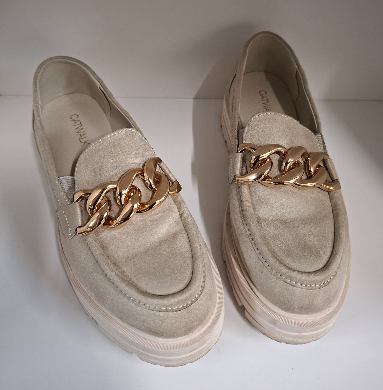 Scarpe da donna: Catwalk Beige Loafer mit Kette Gr. 36 – Usato da hombrechtikon venduto da Marijo