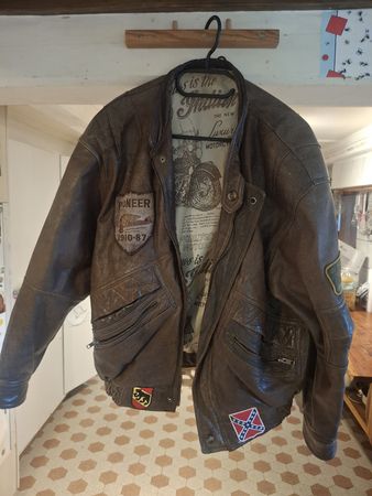Lederjacke Indiana mit Patches braun gebrauchter Zustand