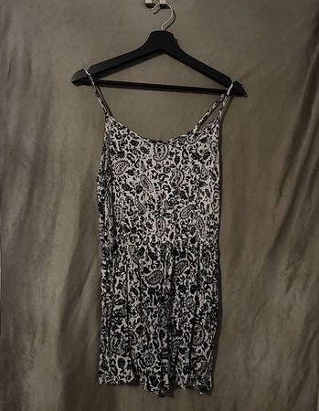Sommerlicher Jumpsuit / Playsuit mit Paisley-Muster