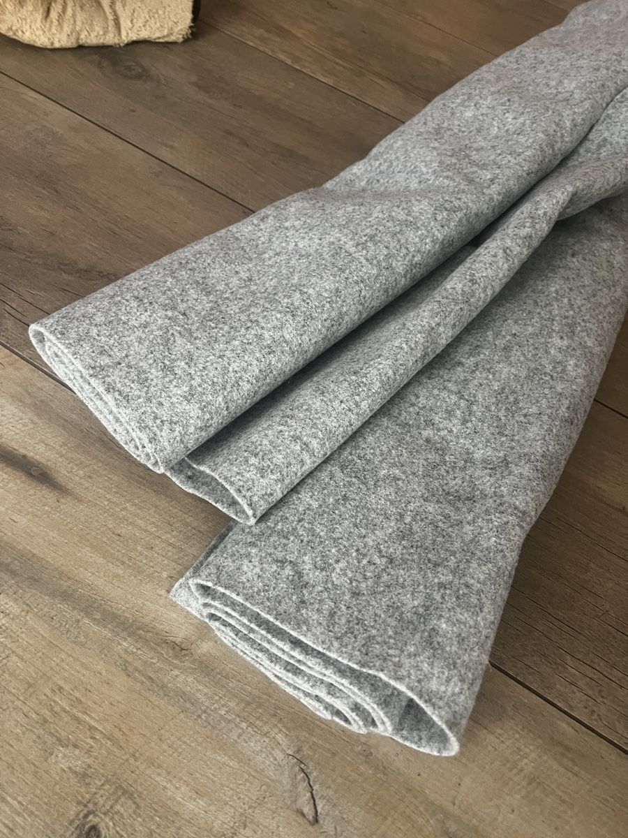Tessuti: Filzstoff grau 200x207 cm  – Nuovo (secondo la descrizione) da Niederglatt ZH venduto da Kati_Secondhand