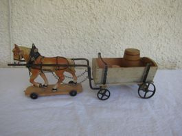 Spielzeug Pferd mit Wagen