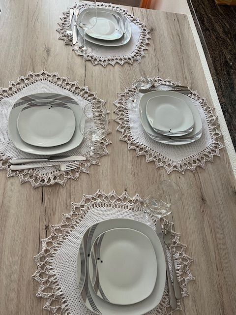 Set di tavolo e panche: Tischset gehäckelt  4 St. self Made durchmesser ca.43 cm – Nuovo (secondo la descrizione) da Naters venduto da sch_9fvg 2